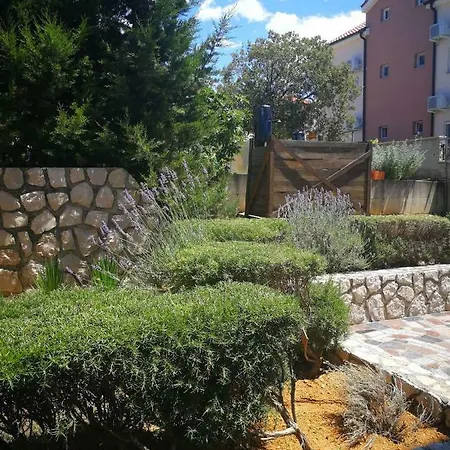 Elenor Apartment *
